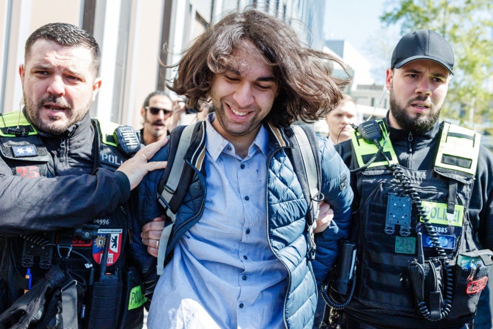 Devrik İran şahının oğlu Pehlevi’ye Berlin’de kırmızı sıvı fırlatıldı
