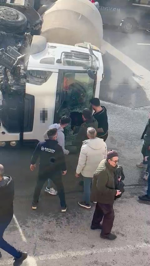 Devrilen beton mikserinin içinde mahsur kalan sürücü balyozla kendini kurtardı
