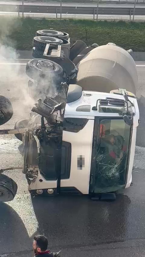 Devrilen beton mikserinin içinde mahsur kalan sürücü balyozla kendini kurtardı
