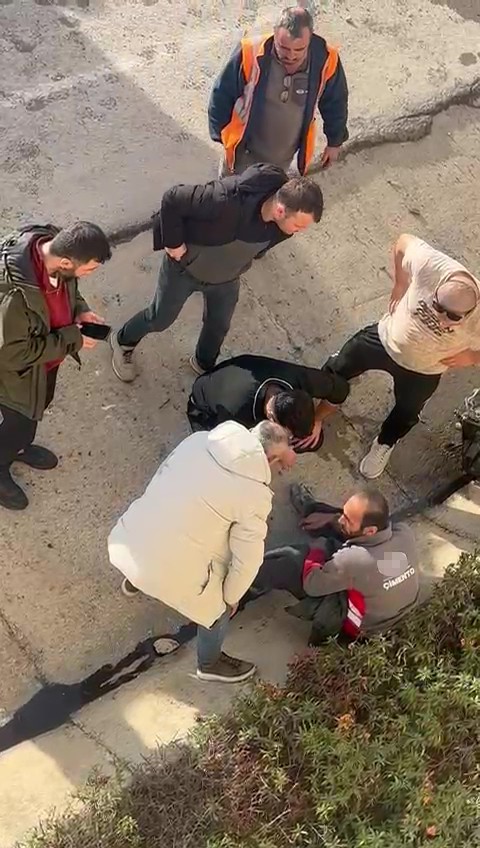 Devrilen beton mikserinin içinde mahsur kalan sürücü balyozla kendini kurtardı
