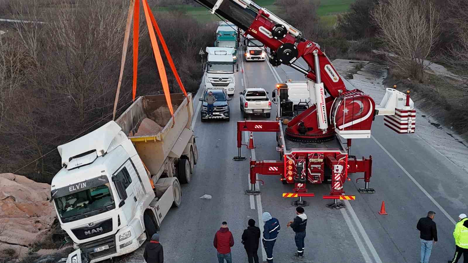 Devrilen hafriyat kamyonu uluslararası yolda trafiği felç etti
