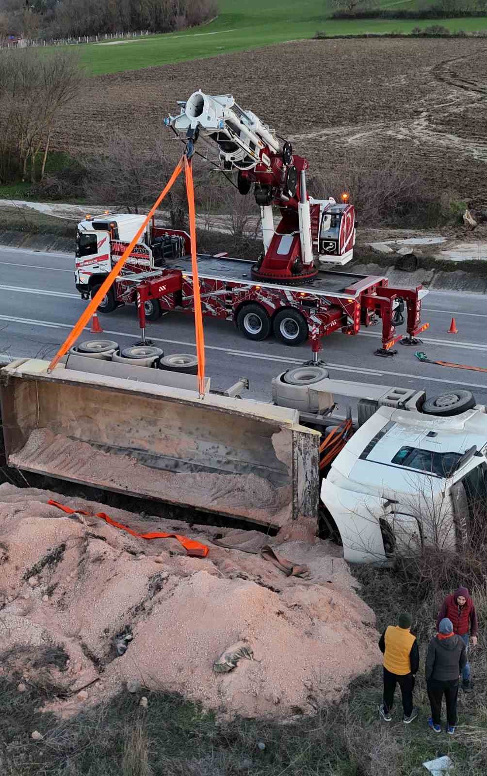 Devrilen hafriyat kamyonu uluslararası yolda trafiği felç etti
