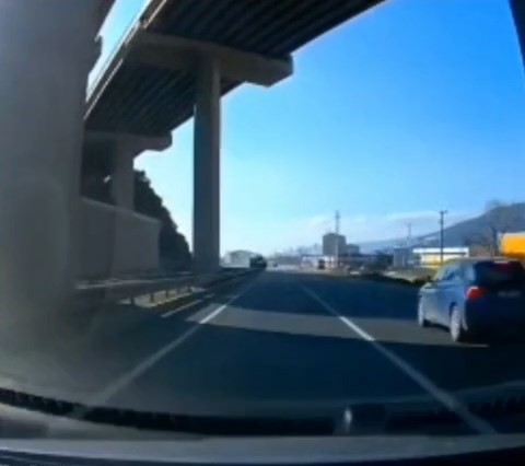 Devrilen minibüs, yolun karşısına geçti
