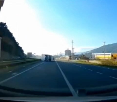 Devrilen minibüs, yolun karşısına geçti
