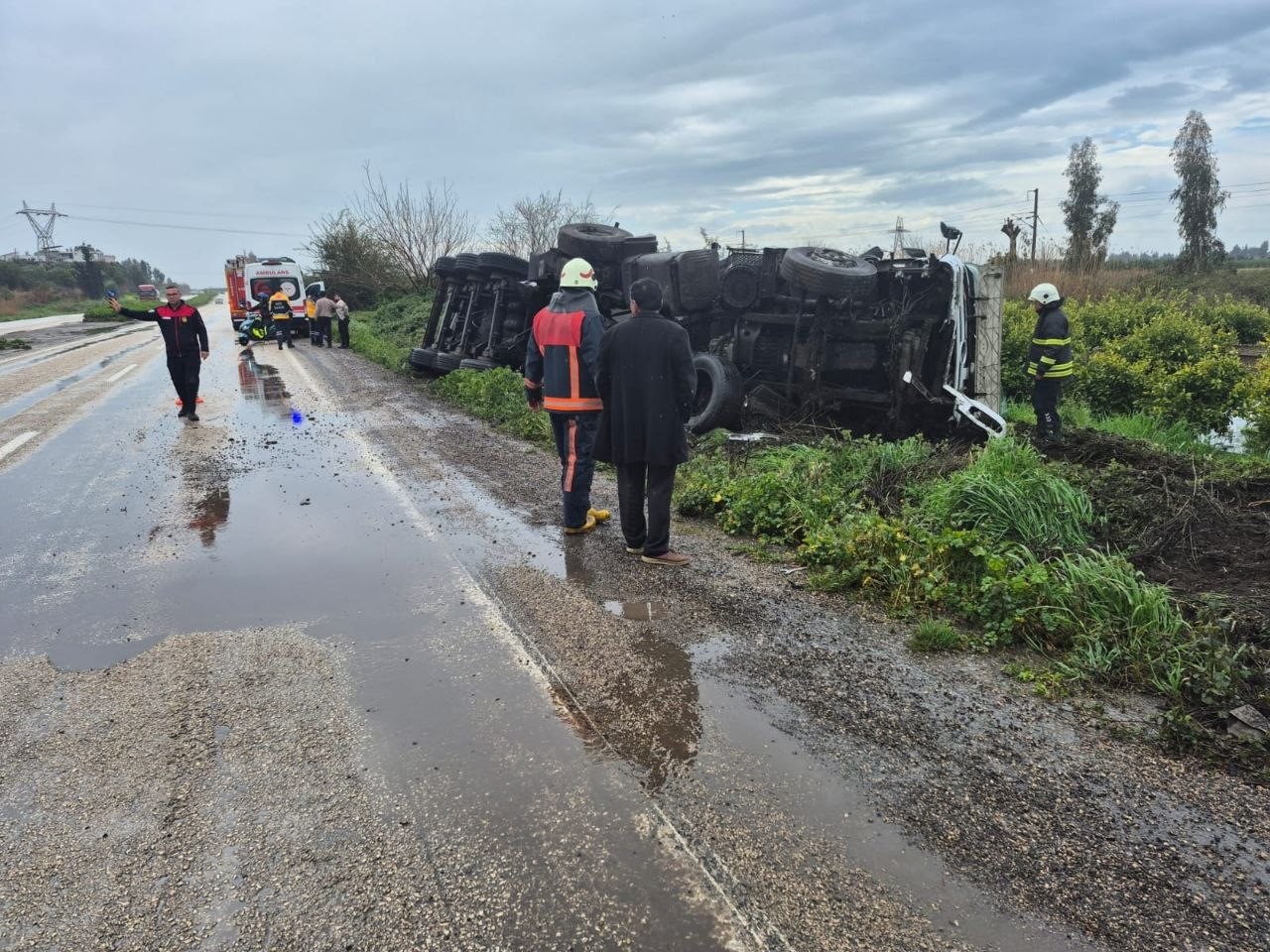 Devrilen tankerden litrelerce akaryakıt portakal bahçesine aktı
