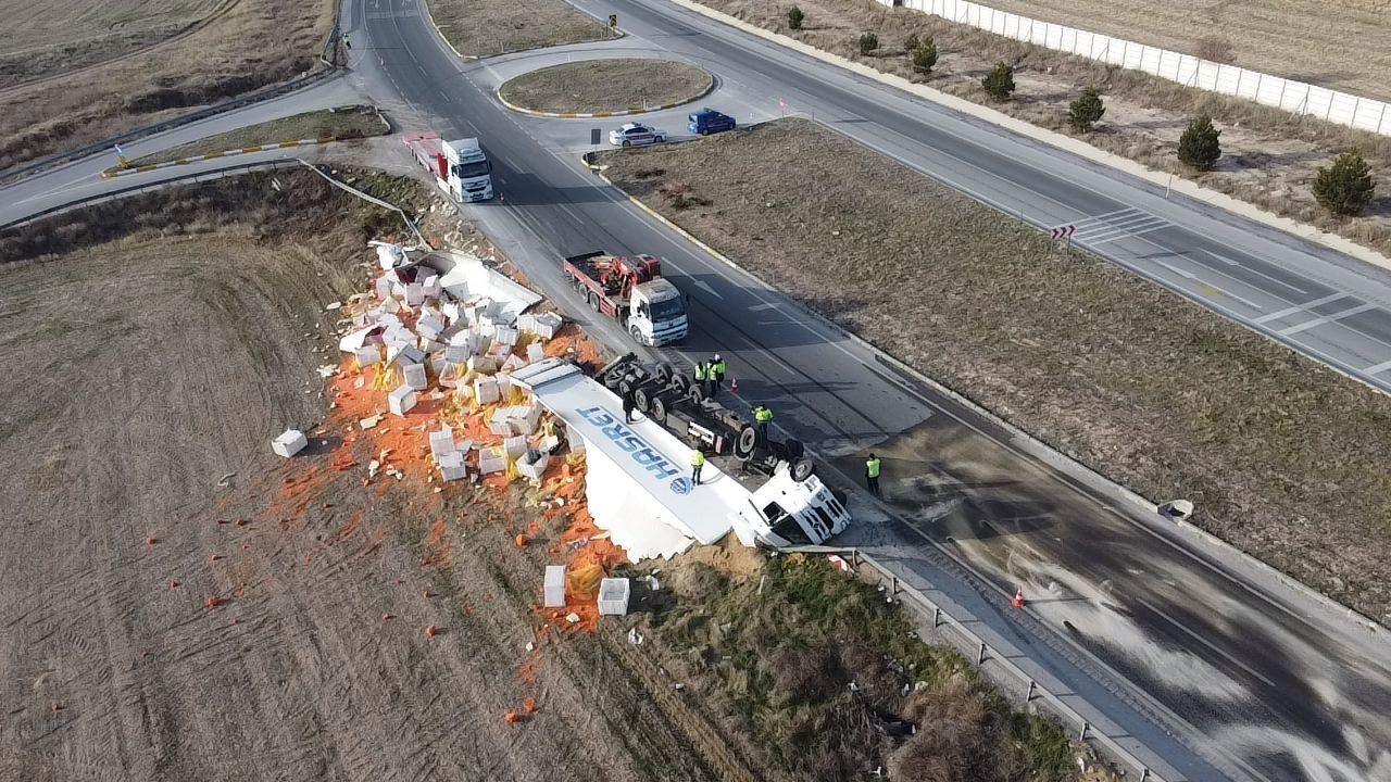 Devrilen tırda 27 ton havuç ziyan oldu
