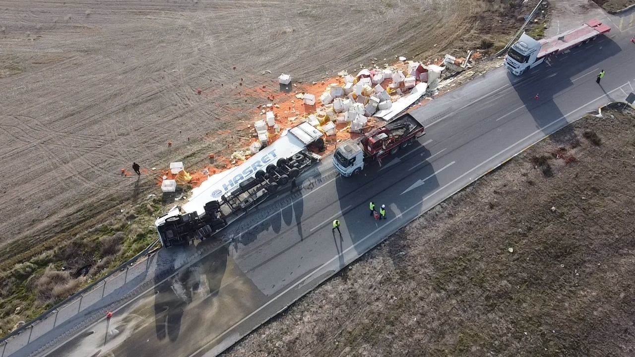 Devrilen tırda 27 ton havuç ziyan oldu
