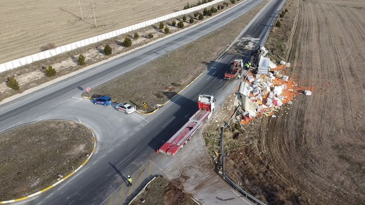 Devrilen tırda 27 ton havuç ziyan oldu
