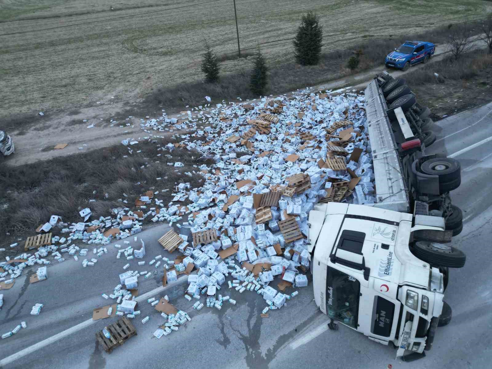 Devrilen tırdaki 25 ton süt çevreye dağıldı
