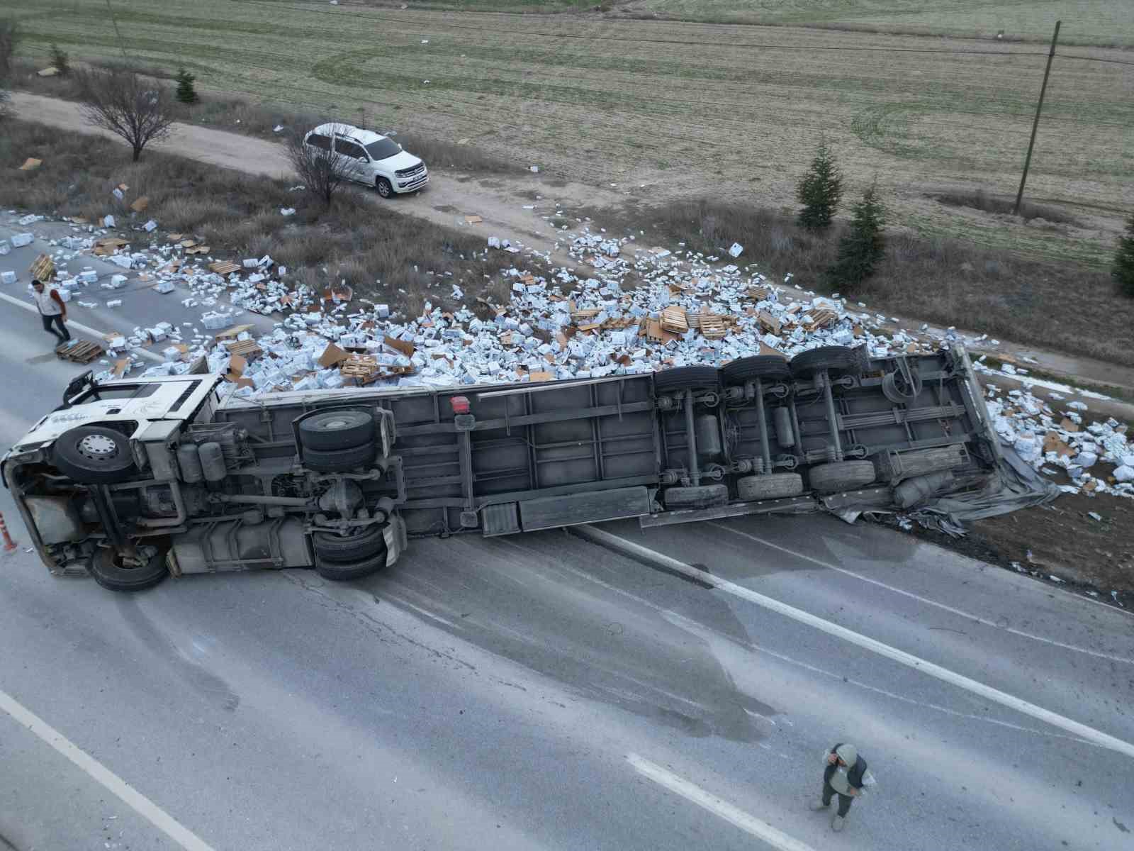 Devrilen tırdaki 25 ton süt çevreye dağıldı
