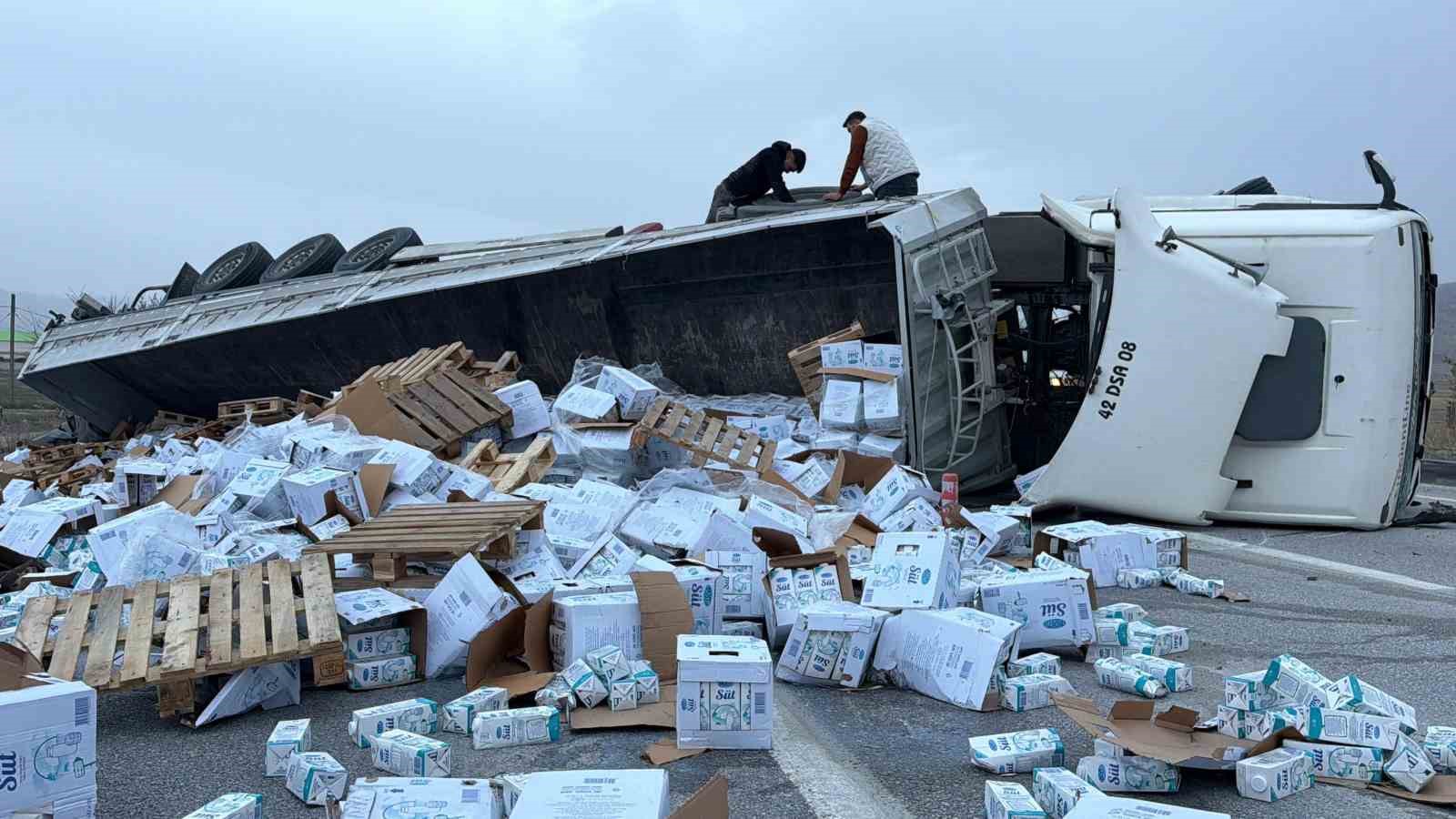 Devrilen tırdaki 25 ton süt çevreye dağıldı
