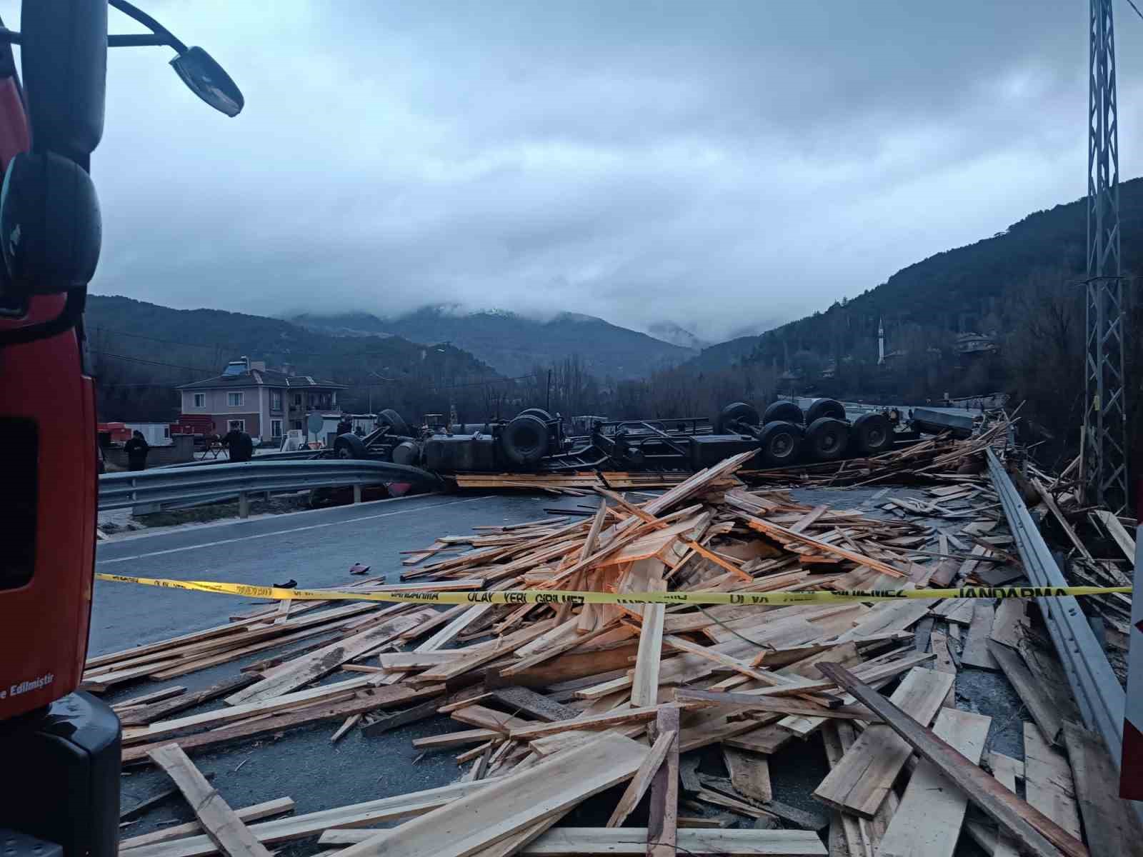 Devrilen tırın altında kalan sürücü hayatını kaybetti
