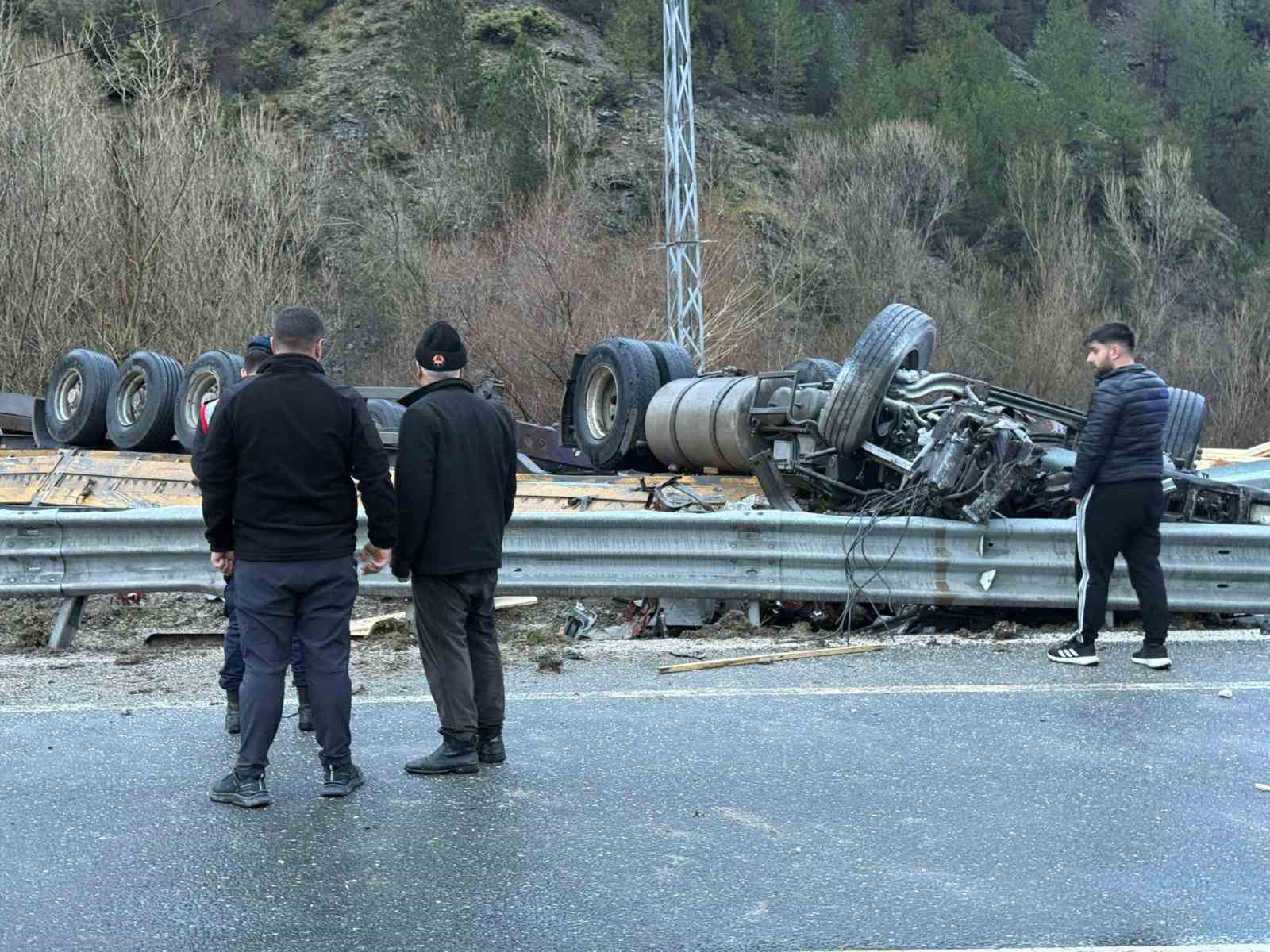 Devrilen tırın altında kalan sürücü hayatını kaybetti
