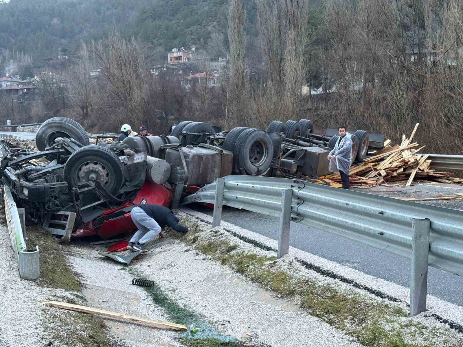 Devrilen tırın altında kalan sürücü hayatını kaybetti
