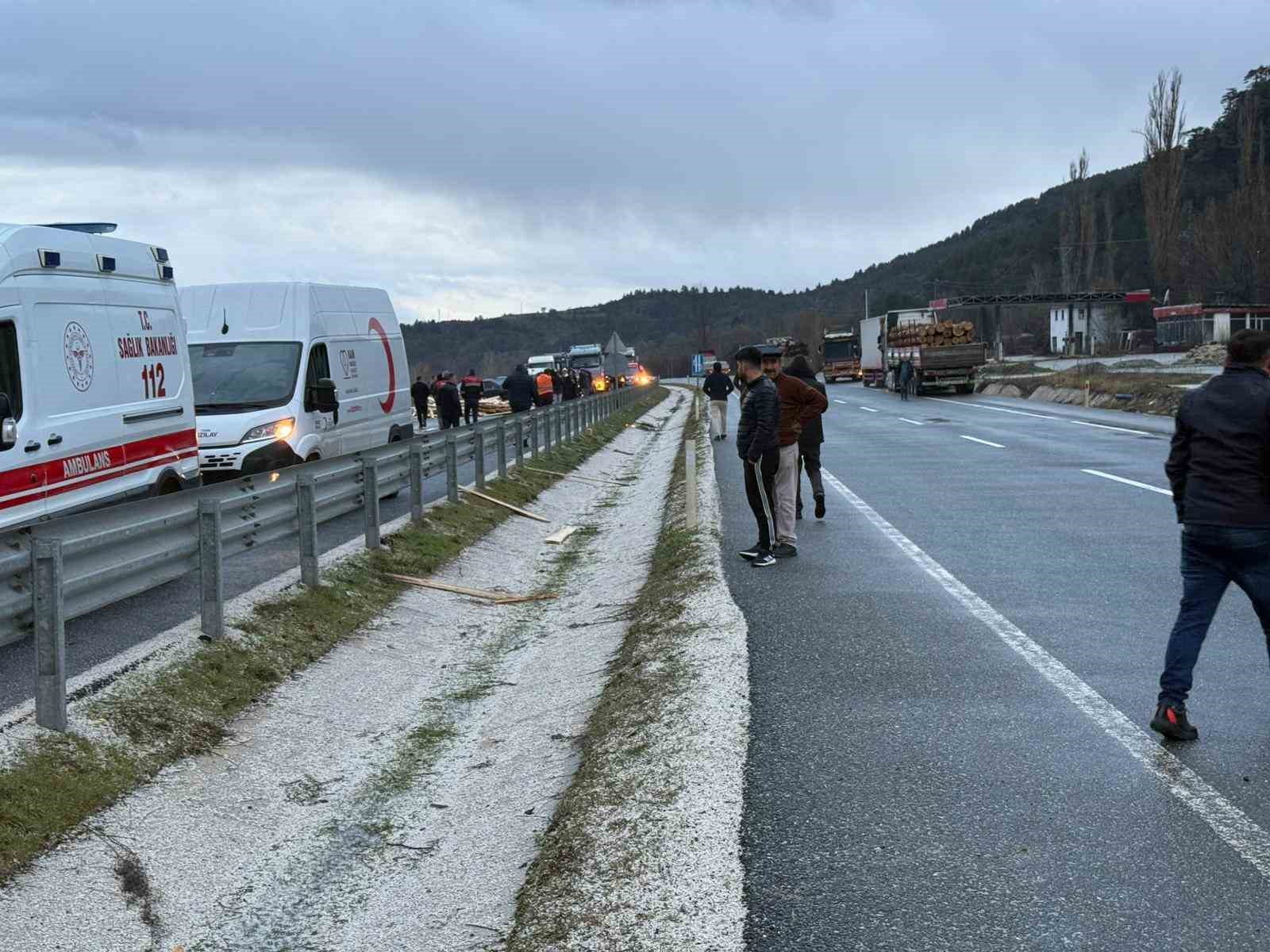 Devrilen tırın altında kalan sürücü hayatını kaybetti
