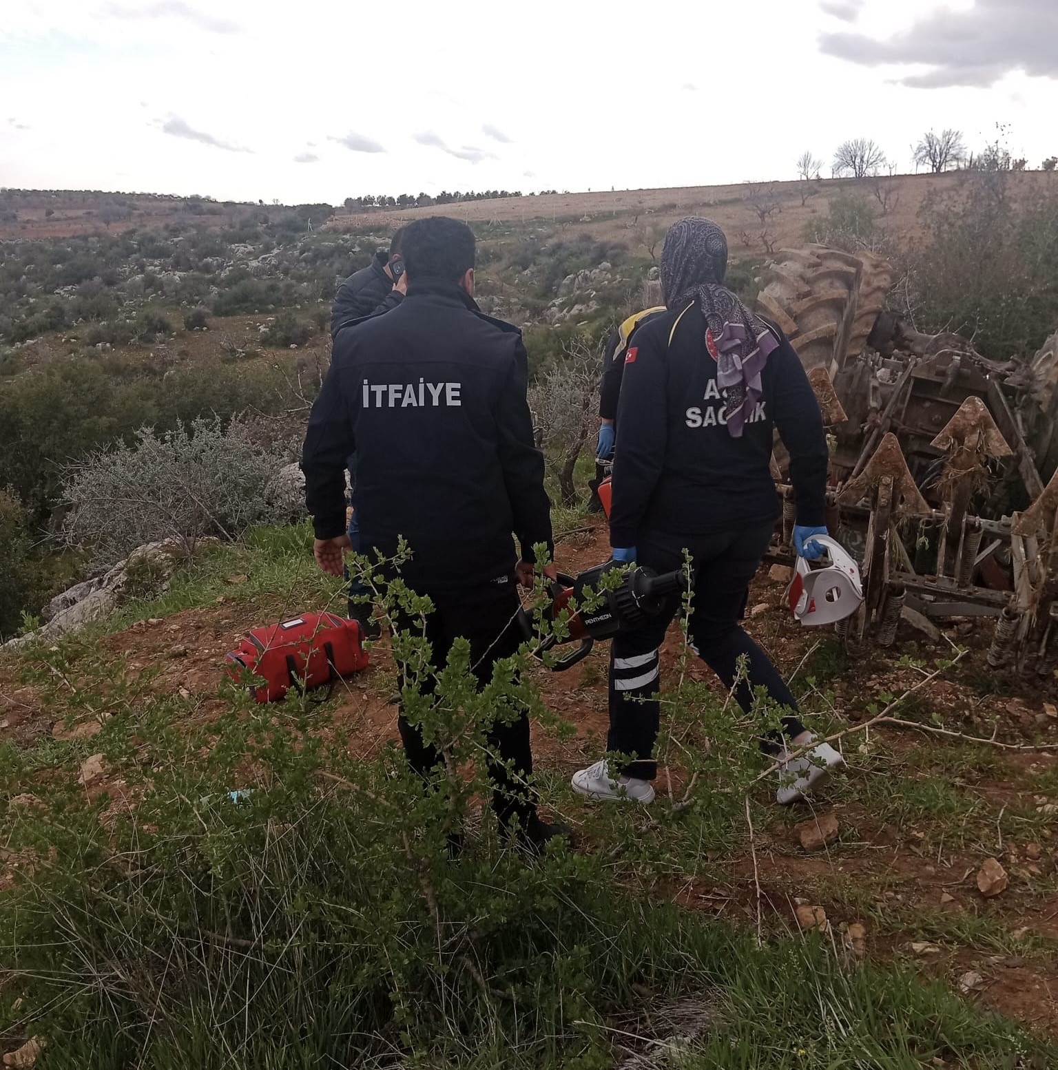 Devrilen traktörün sürücüsü hayatını kaybetti
