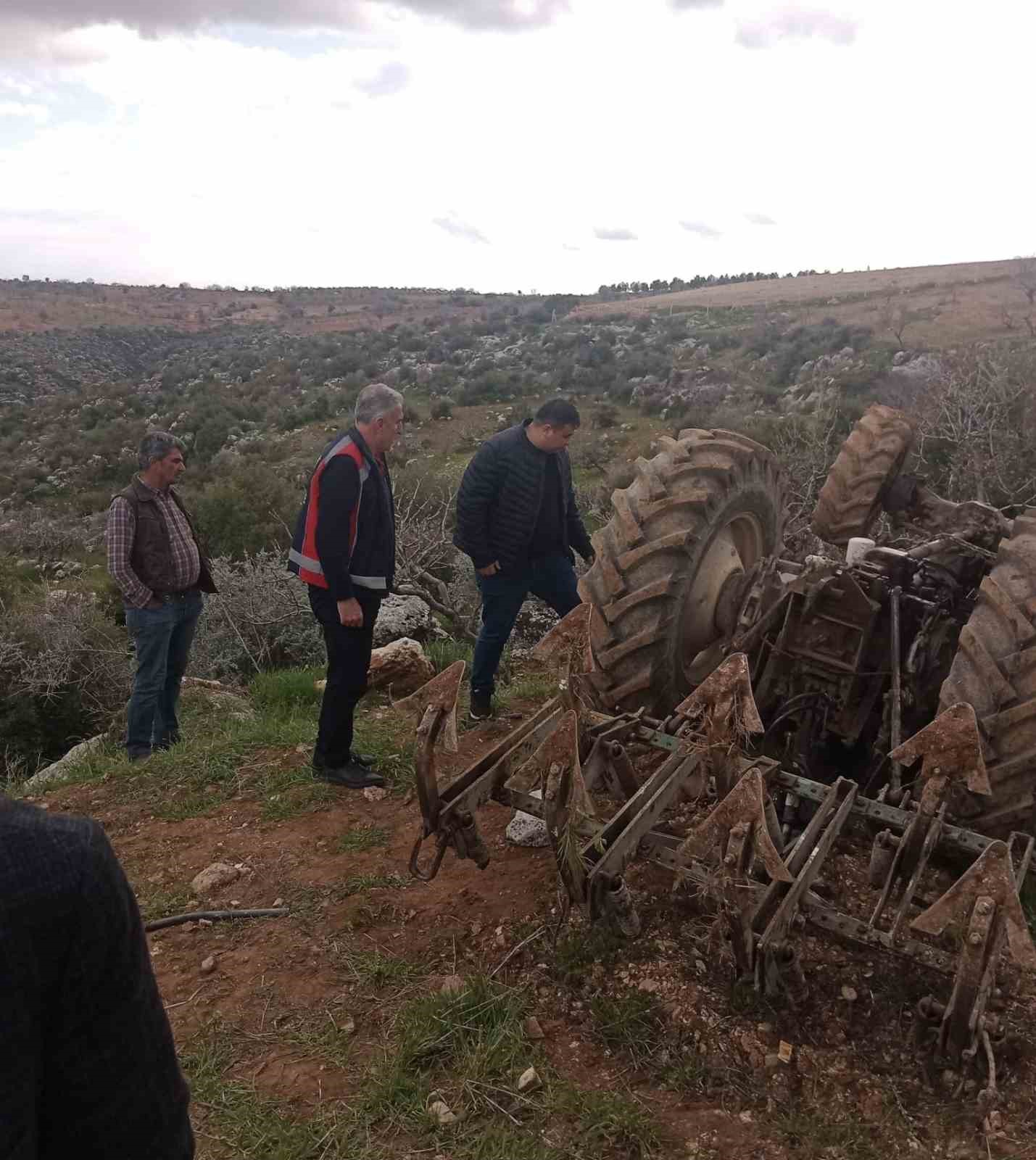 Devrilen traktörün sürücüsü hayatını kaybetti
