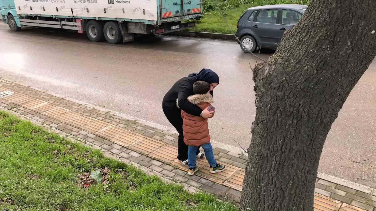 Devrilen triportörde annesi yaralanan çocuk gözyaşlarını tutamadı
