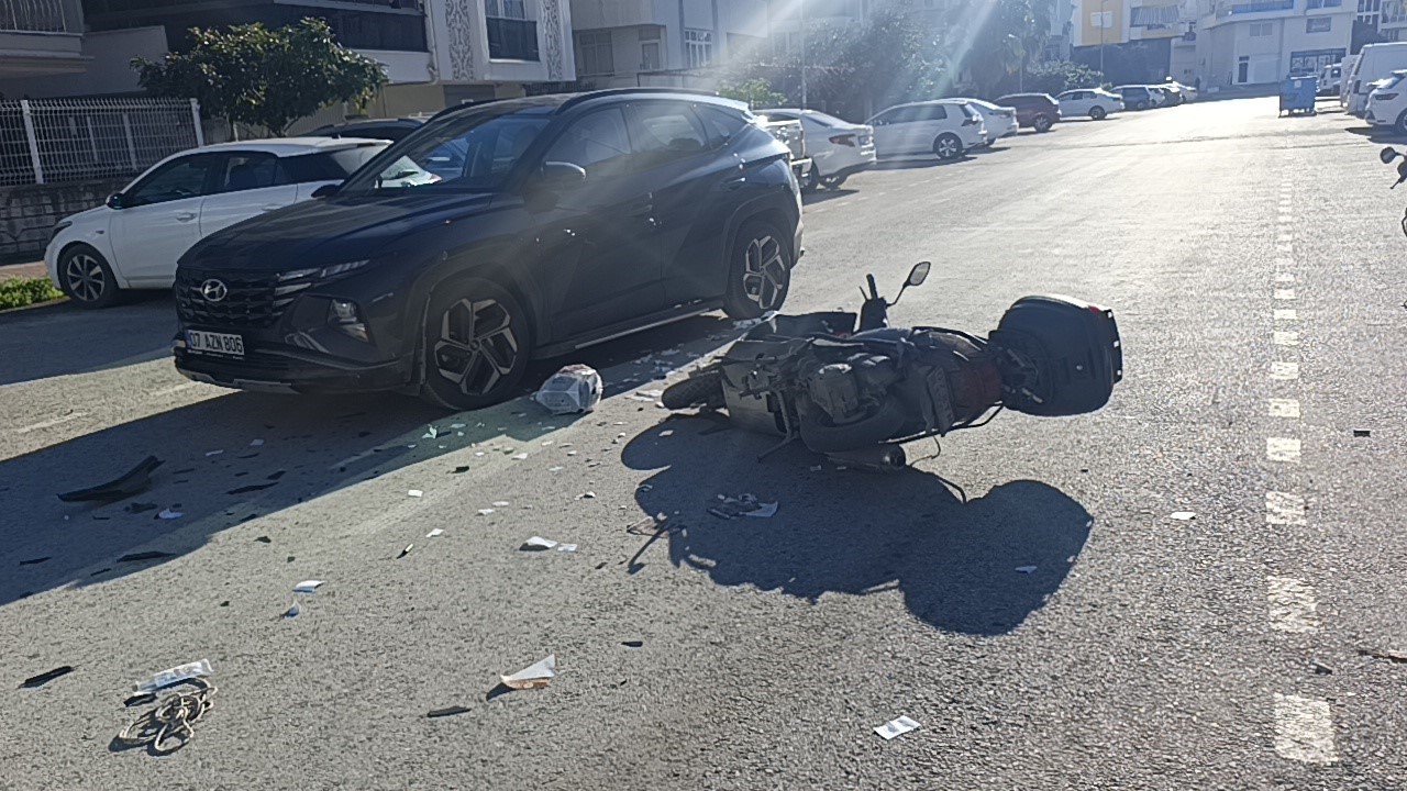 Devrilerek sürüklenen motosikletli otomobile çarptı
