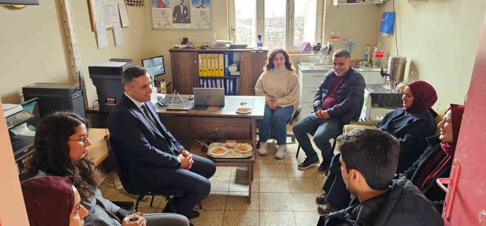 Dicle İlçe Milli Eğitim Müdürü Selçuk, öğrenci ve öğretmenlerle buluştu
