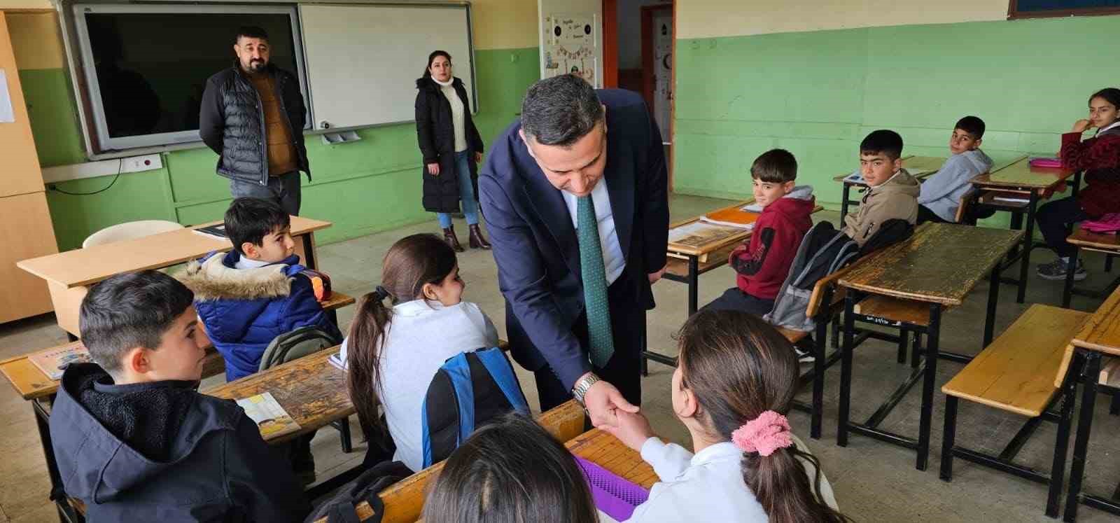 Dicle İlçe Milli Eğitim Müdürü Selçuk, öğrenci ve öğretmenlerle buluştu

