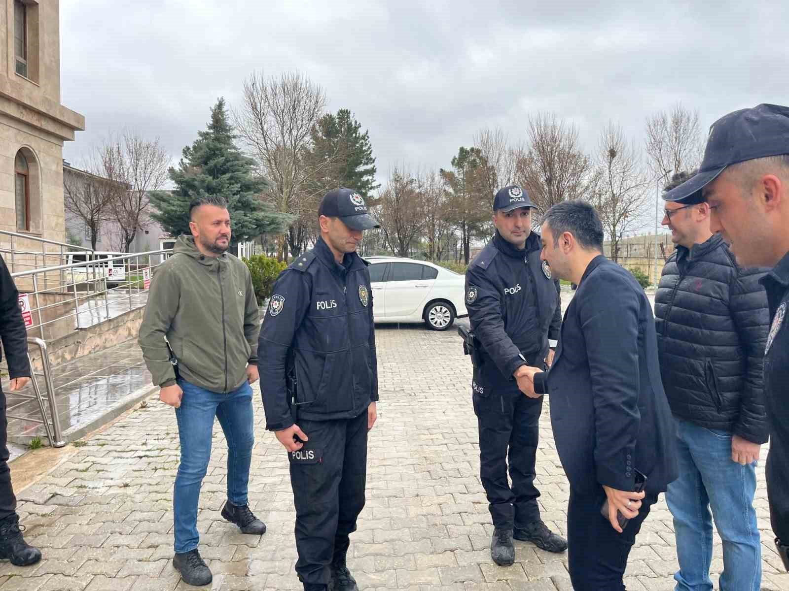 Dicle Kaymakamı Atış, asker, polis, sağlık personeli ve vatandaşlarla bayramlaştı
