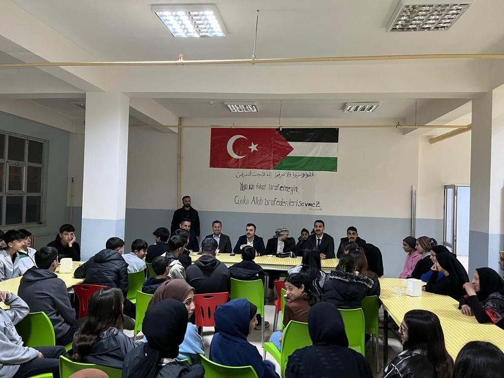 Dicle Kaymakamı Mustafa Atış, lise öğrencileriyle iftarda bir araya geldi
