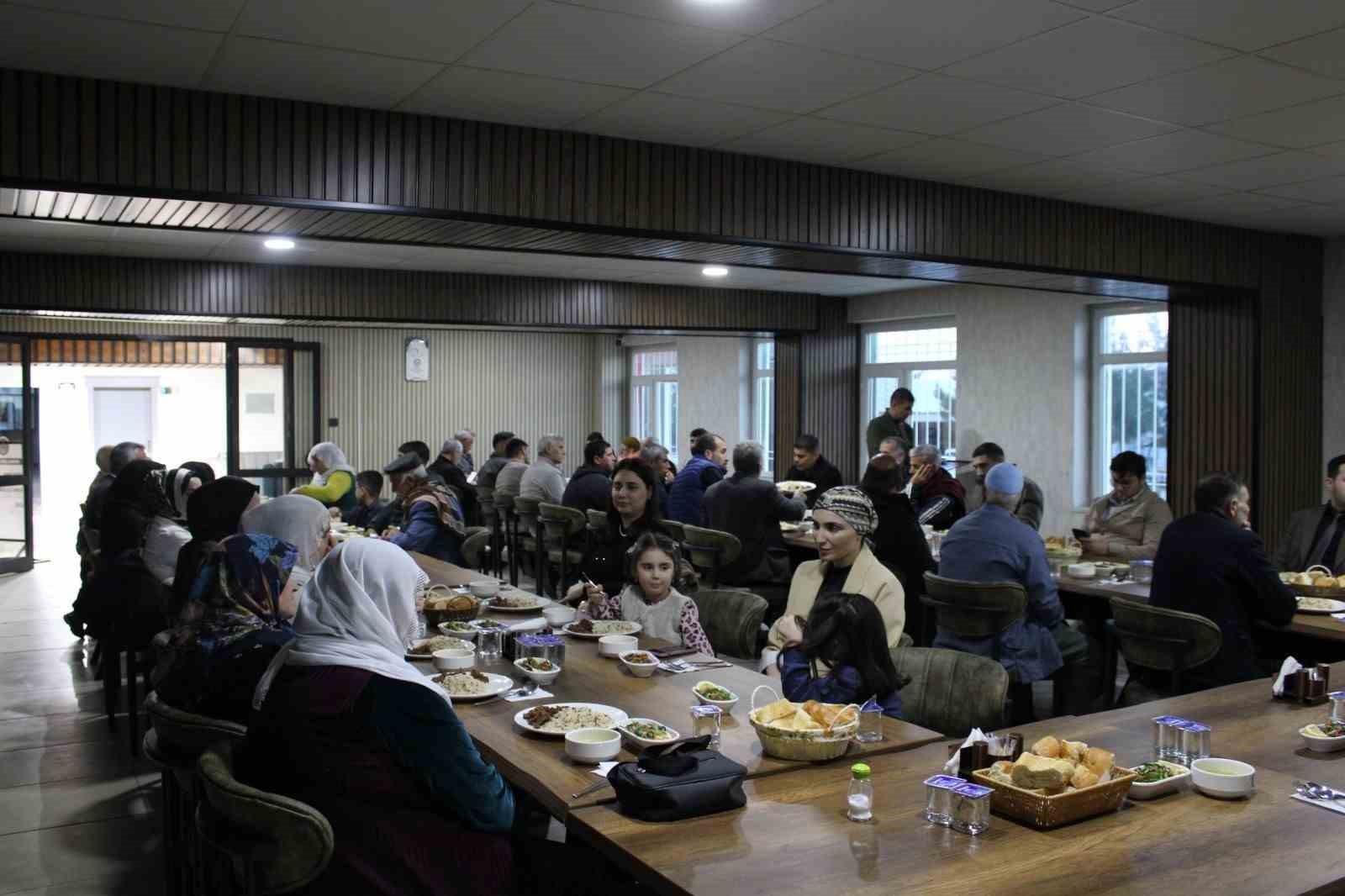 Dicle Kaymakamı Mustafa Atış, şehit yakınları ve gazilerle iftarda buluştu
