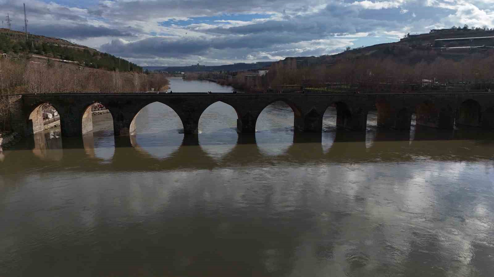 Dicle Nehri’nde yükselen su seviyesi dronla görüntülendi
