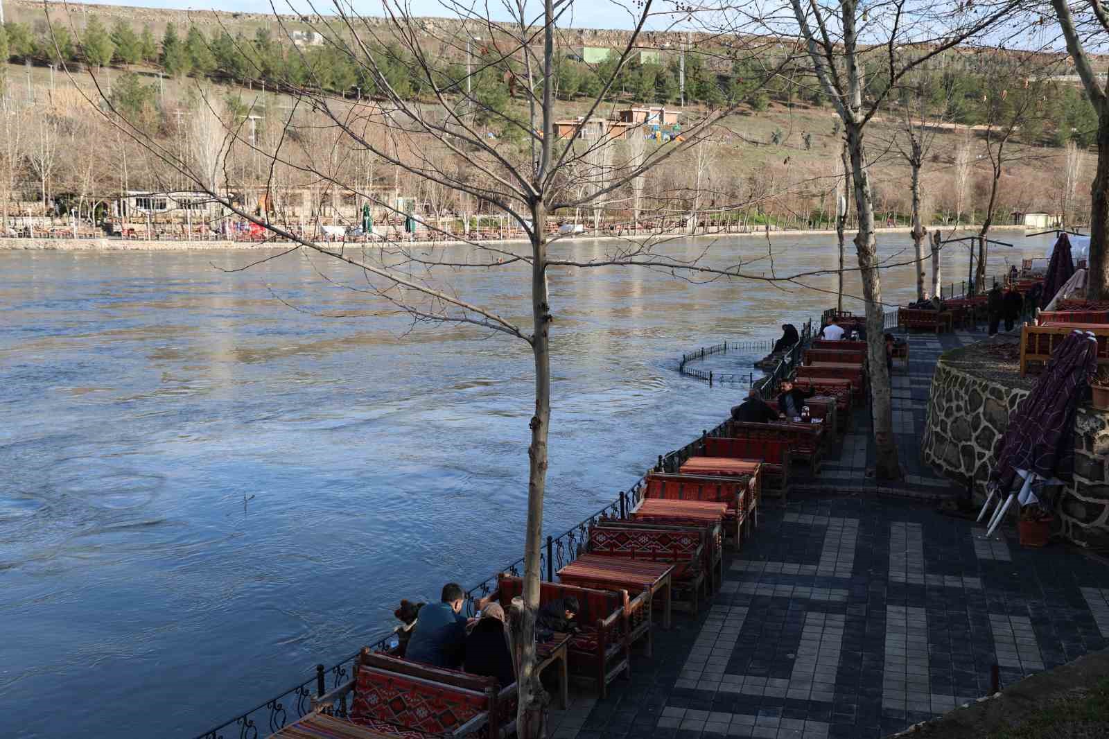 Dicle Nehri’nde yükselen su seviyesi dronla görüntülendi
