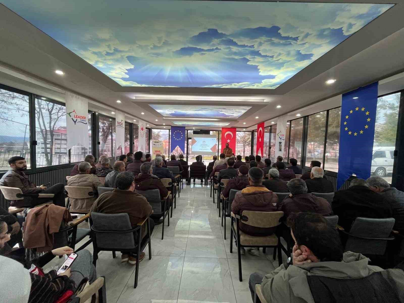 Dicle Yerel Eylem Grubu Derneğinden muhtar, kandın ve gençlere IPARD III eğitimi
