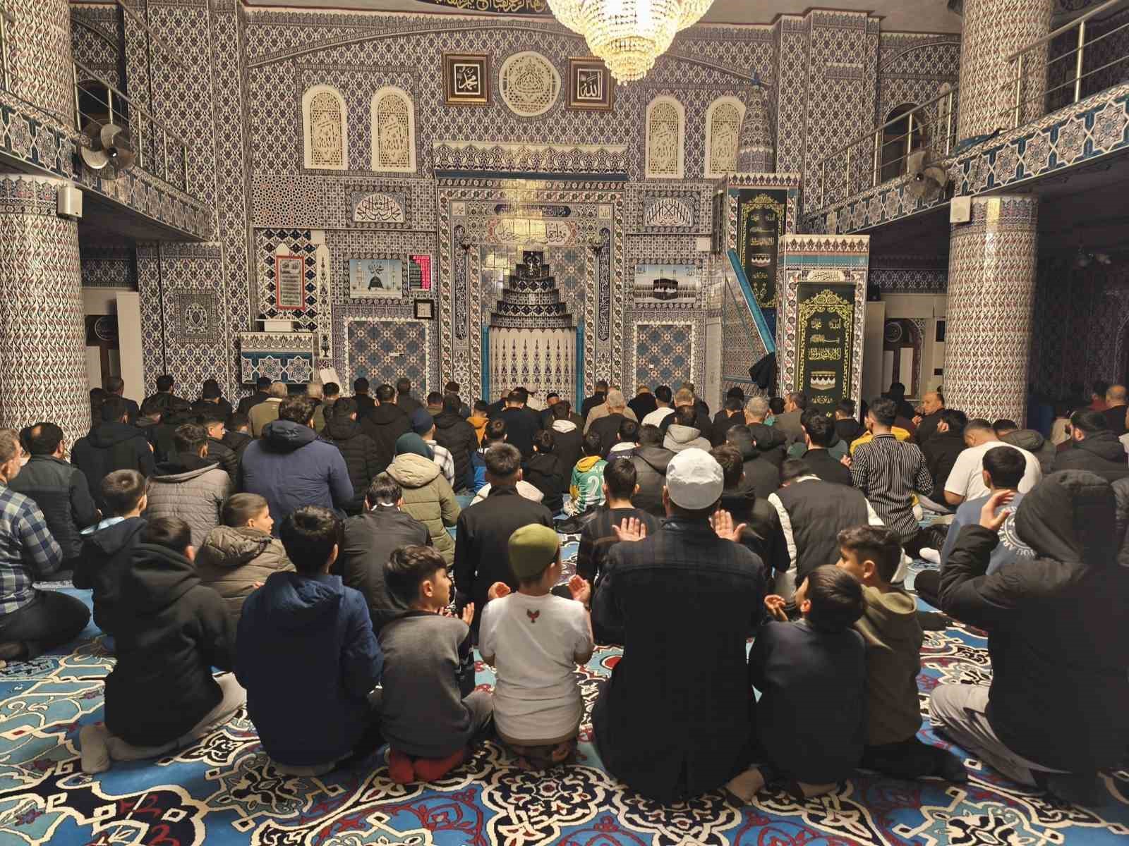 Dicle’de Kadir gecesi dualarla idrak edildi
