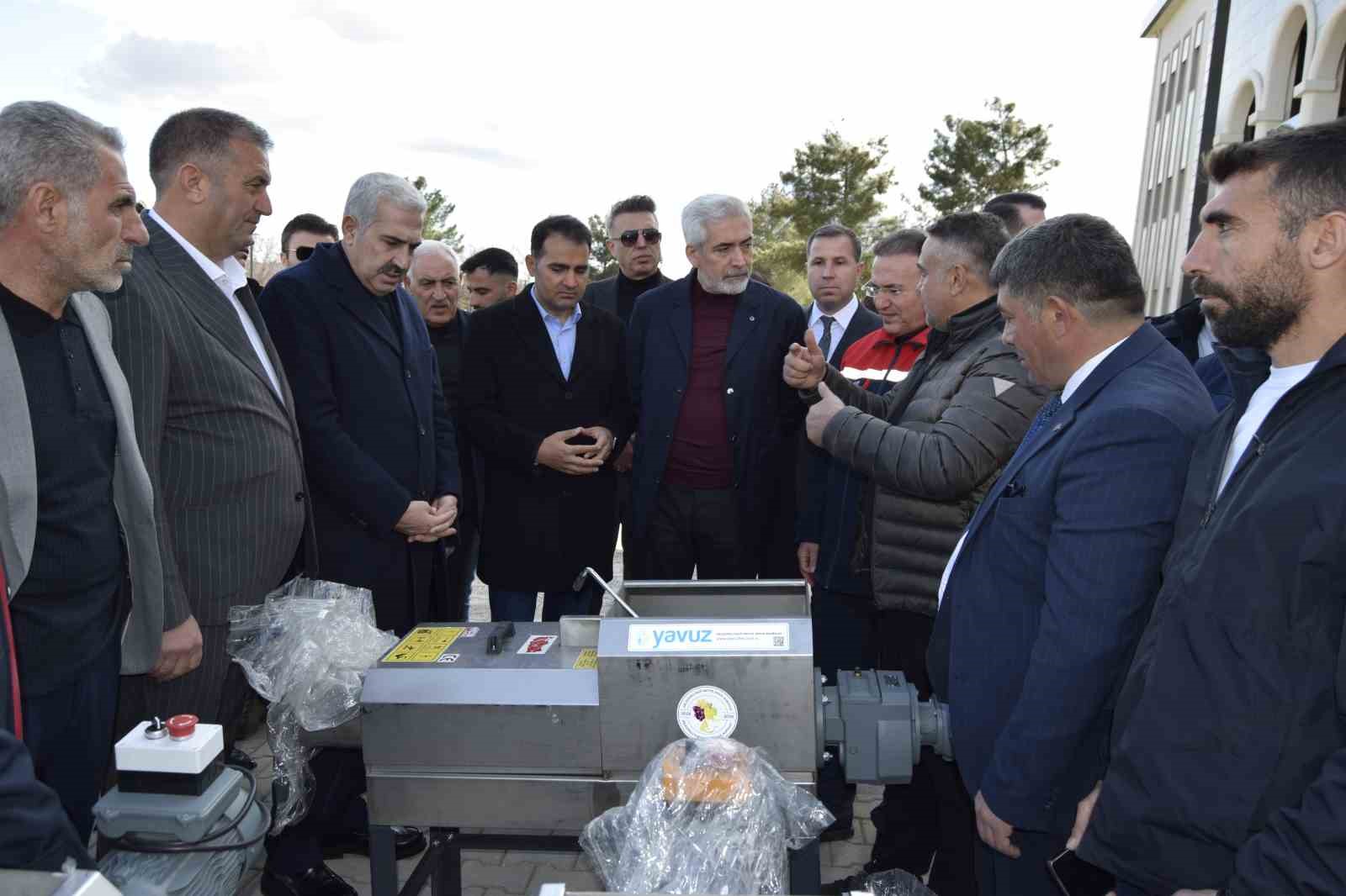 Dicle’de modern bağcılığa yönelik çiftçilere tarım aletleri dağıtıldı
