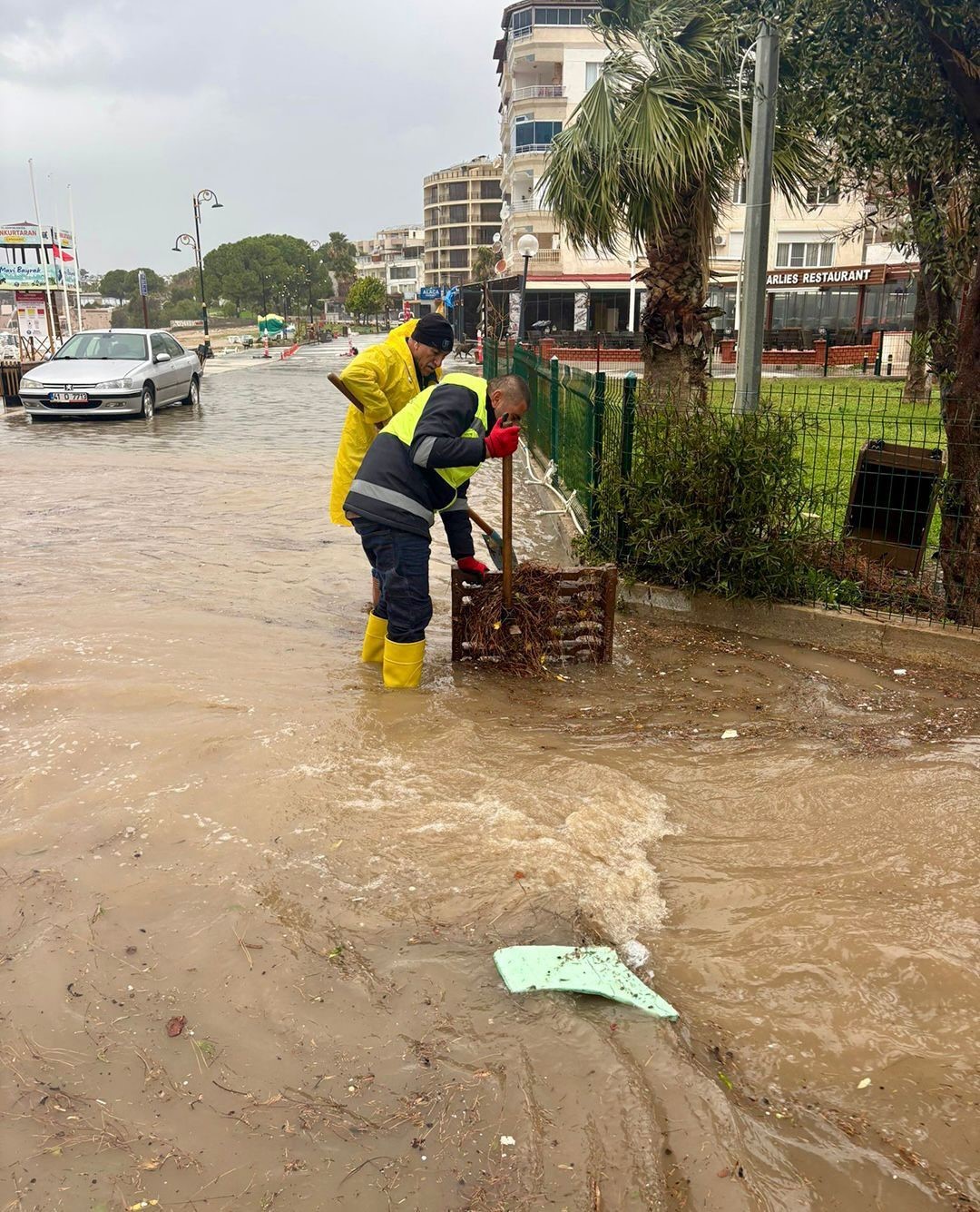 Didim Belediyesi sahada çalışmalarını sürdürüyor

