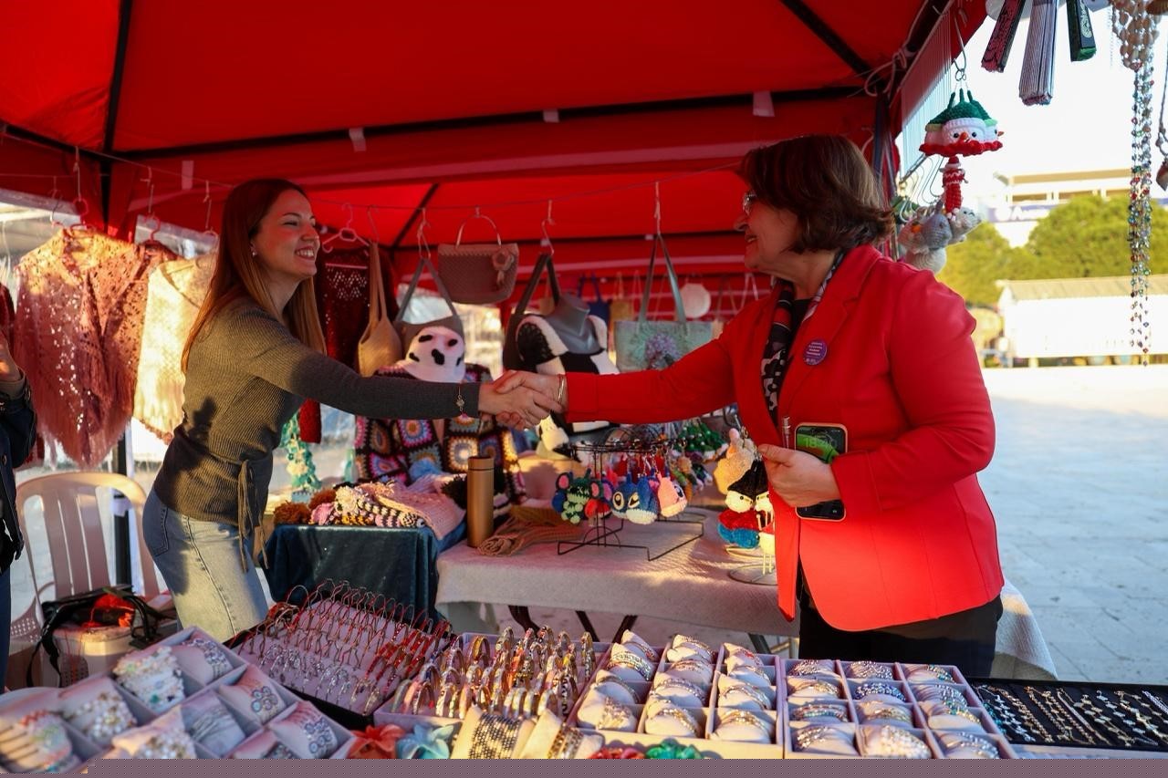 Didim’de Emekçi Kadınlar Pazarı kent meydanında açıldı
