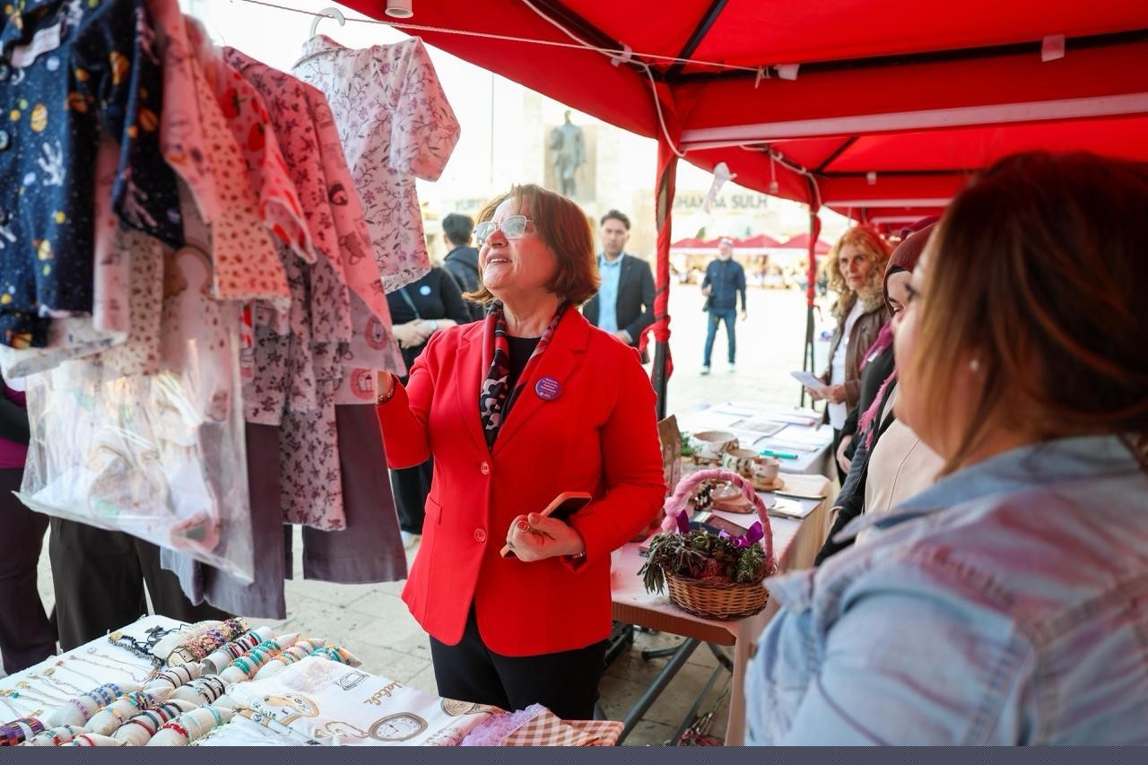Didim’de Emekçi Kadınlar Pazarı kent meydanında açıldı
