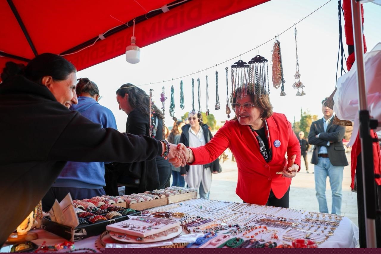 Didim’de Emekçi Kadınlar Pazarı kent meydanında açıldı
