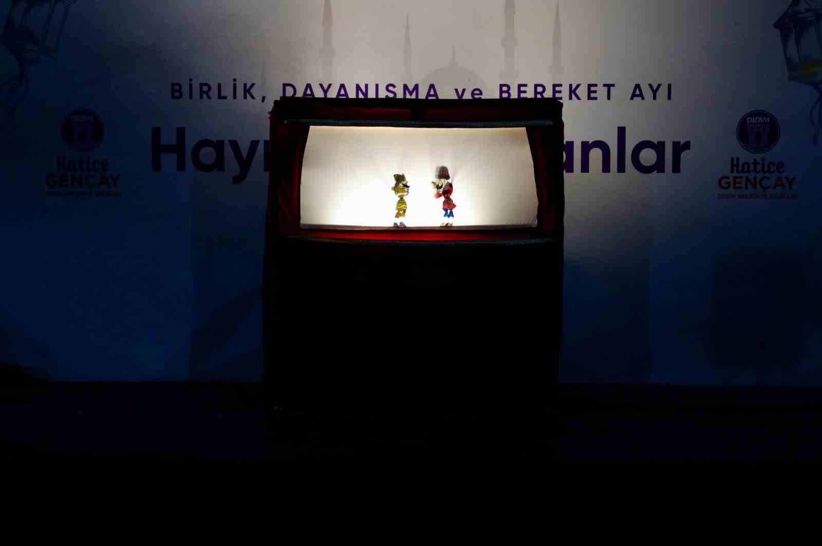 Didim’de vatandaşlar Cumhuriyet Kent Meydanı’nda kurulan iftar sofrasında buluştu
