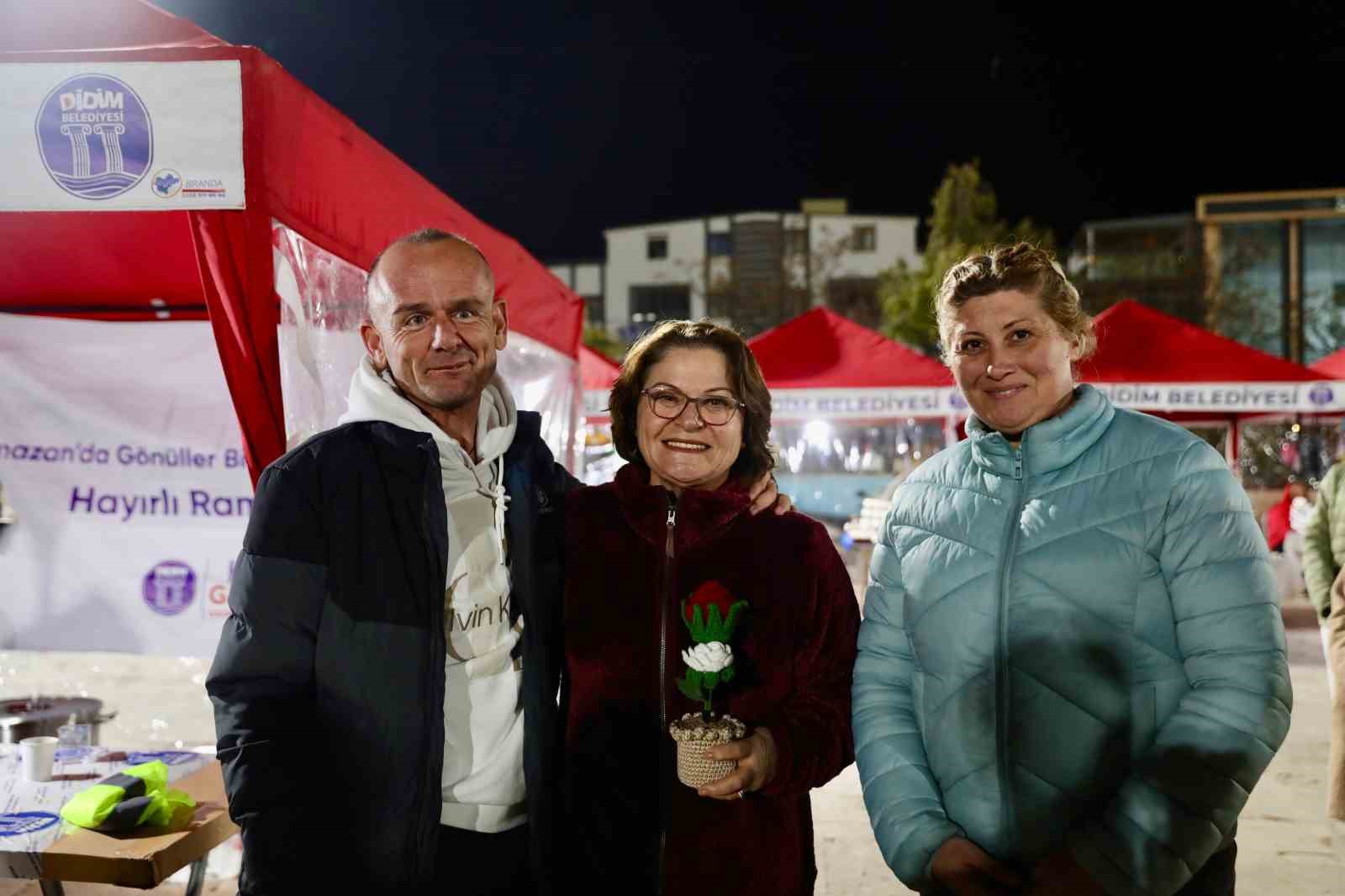 Didim’de vatandaşlar Cumhuriyet Kent Meydanı’nda kurulan iftar sofrasında buluştu
