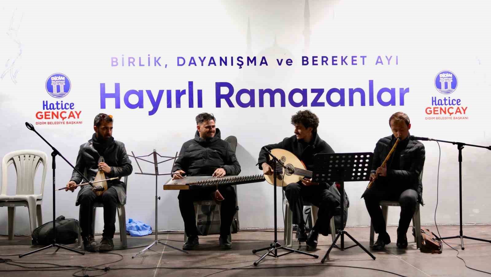 Didim’de vatandaşlar Cumhuriyet Kent Meydanı’nda kurulan iftar sofrasında buluştu
