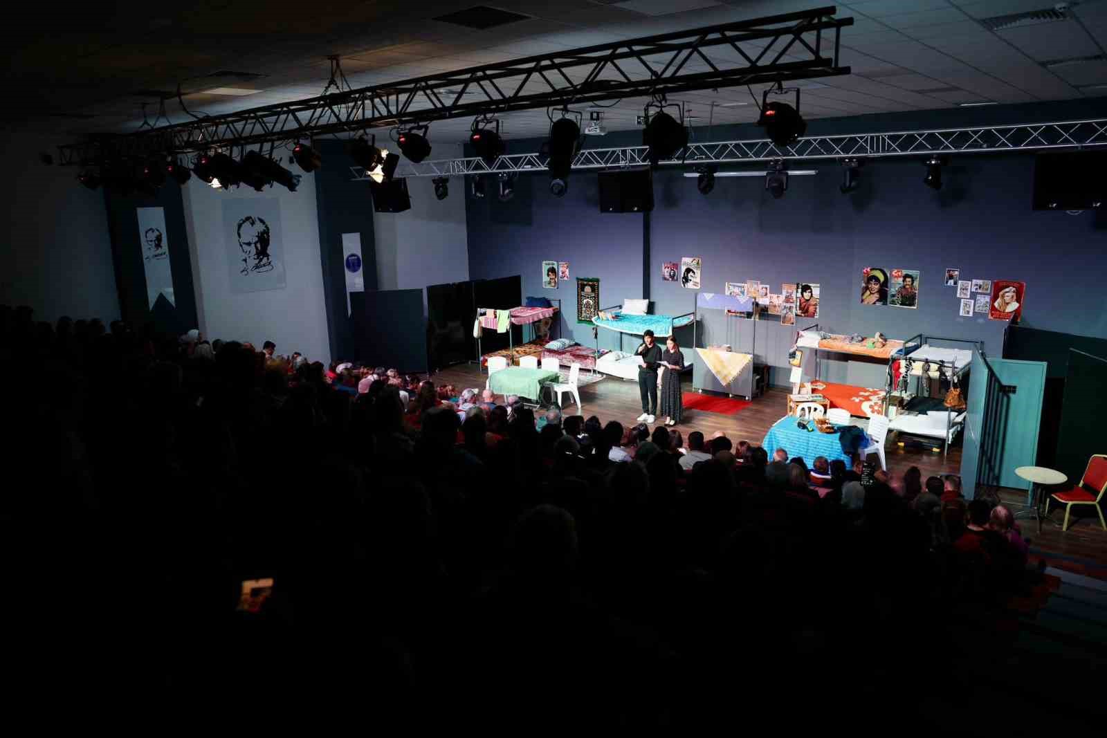 Didim’deki kadınlara yönelik tiyatro oyunu yoğun ilgi gördü
