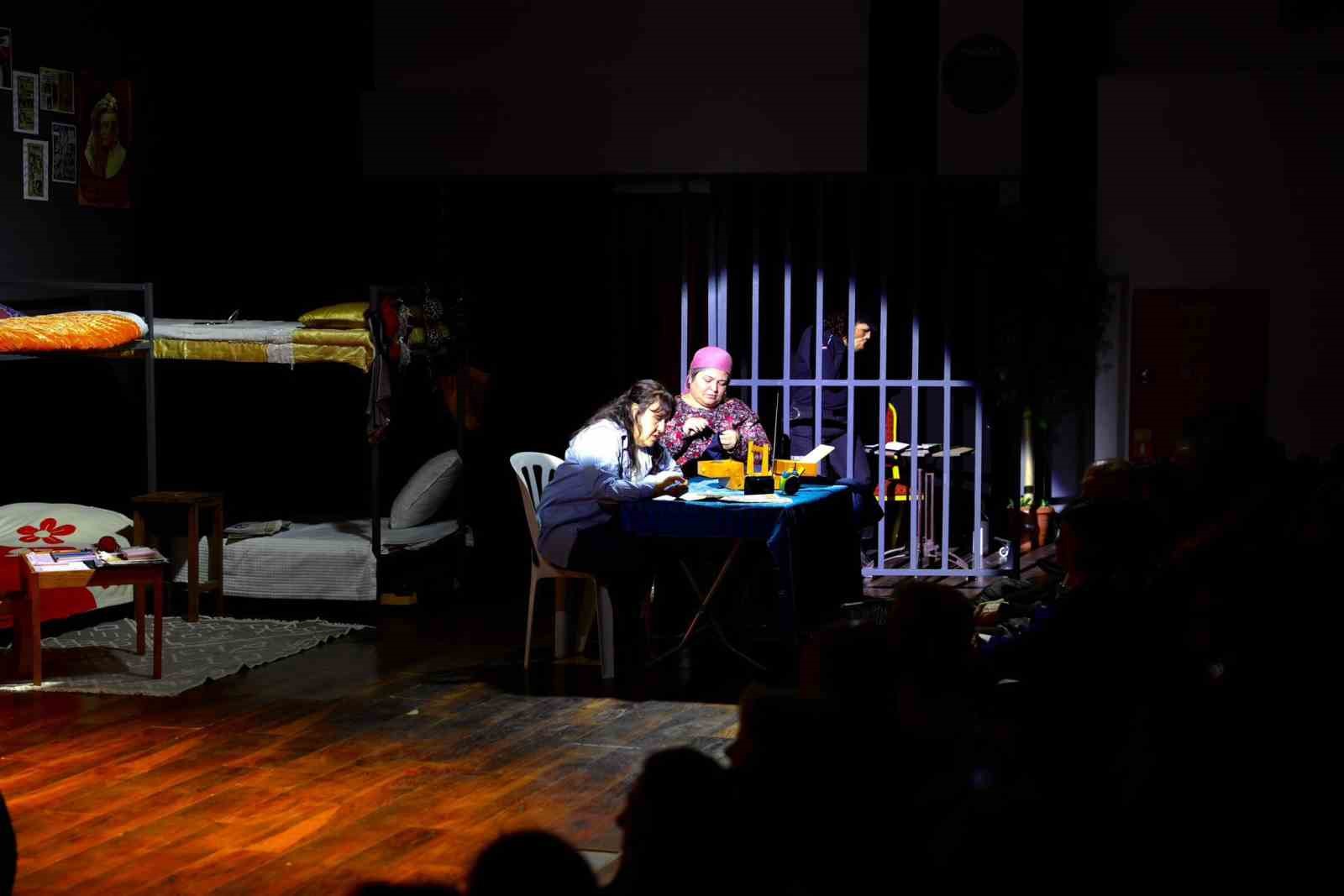 Didim’deki kadınlara yönelik tiyatro oyunu yoğun ilgi gördü
