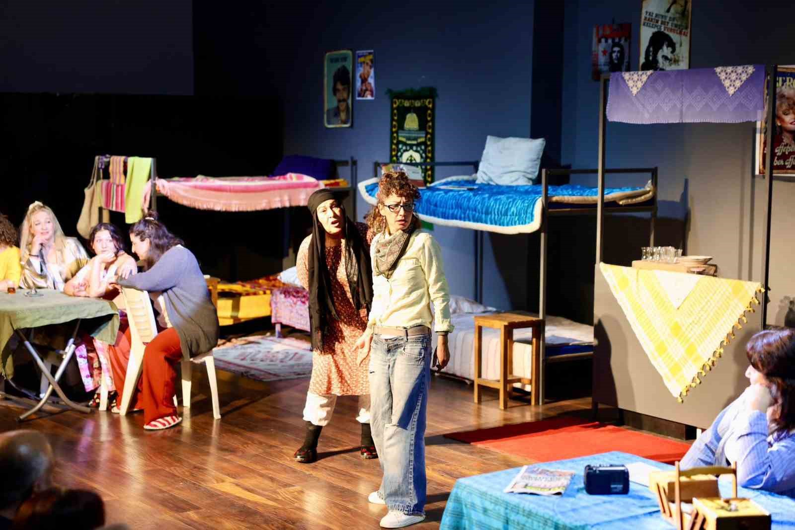 Didim’deki kadınlara yönelik tiyatro oyunu yoğun ilgi gördü
