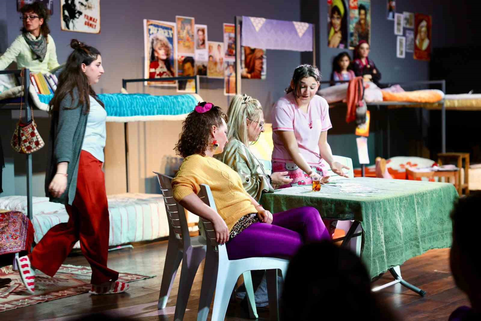 Didim’deki kadınlara yönelik tiyatro oyunu yoğun ilgi gördü
