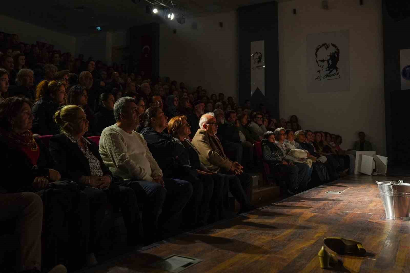 Didim’deki tiyatro oyununa ilgi yoğun oldu
