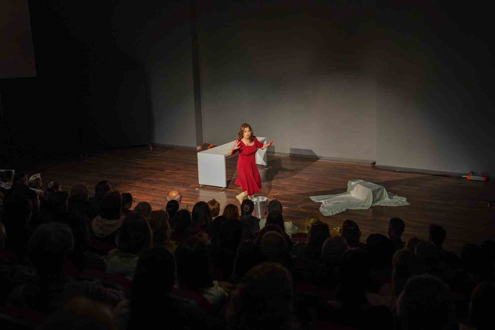 Didim’deki tiyatro oyununa ilgi yoğun oldu
