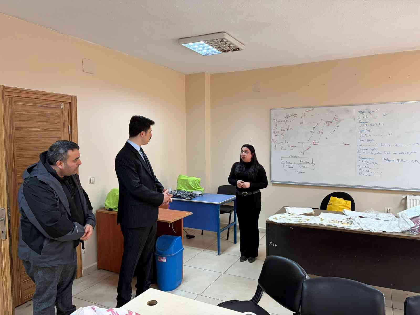 Digor Kaymakamı Ahmed Tayyib Kahraman’dan Halk Eğitimi Merkezi’ne ziyaret
