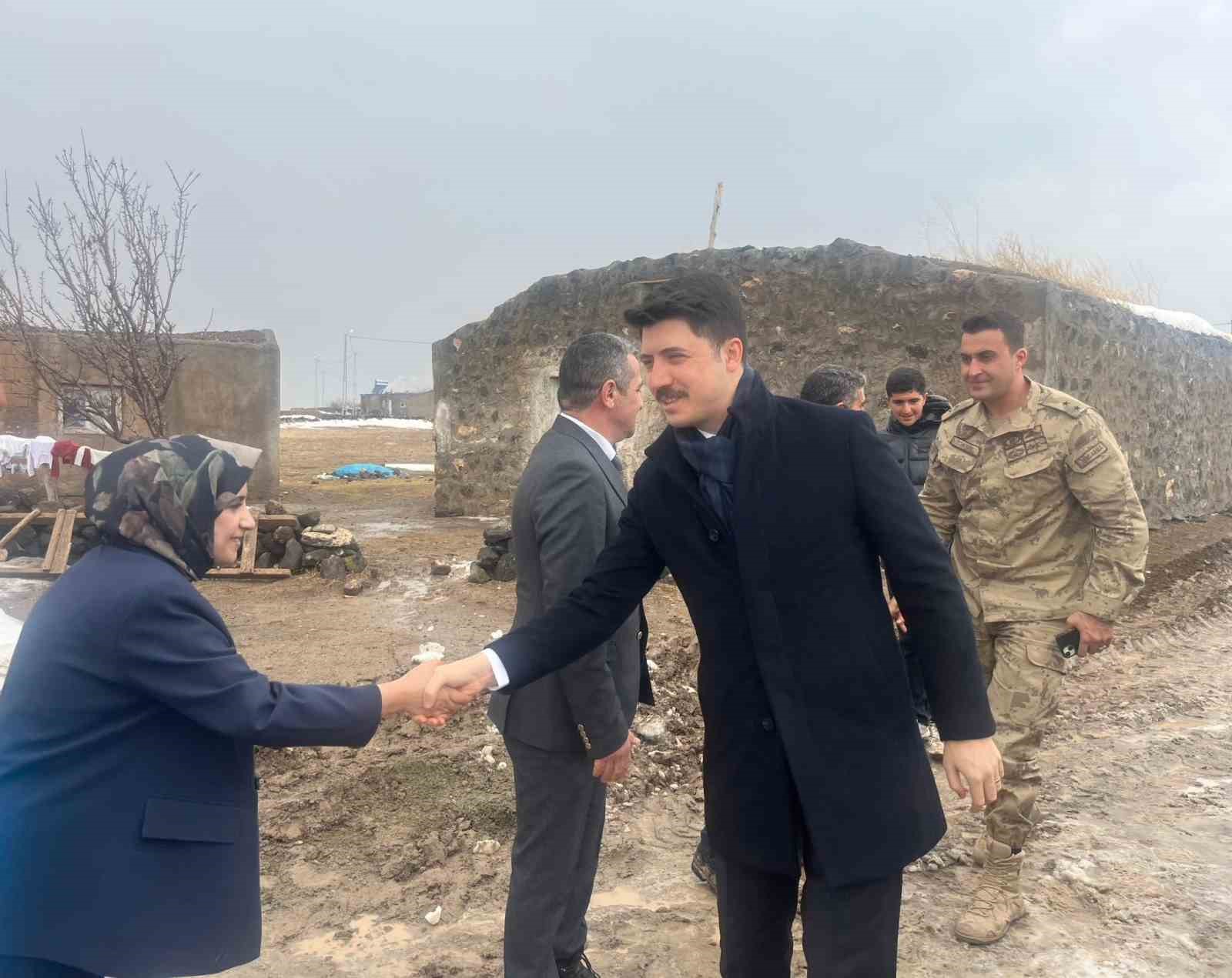 Digor Kaymakamı Kahraman, köylerde vatandaşlarla buluşuyor
