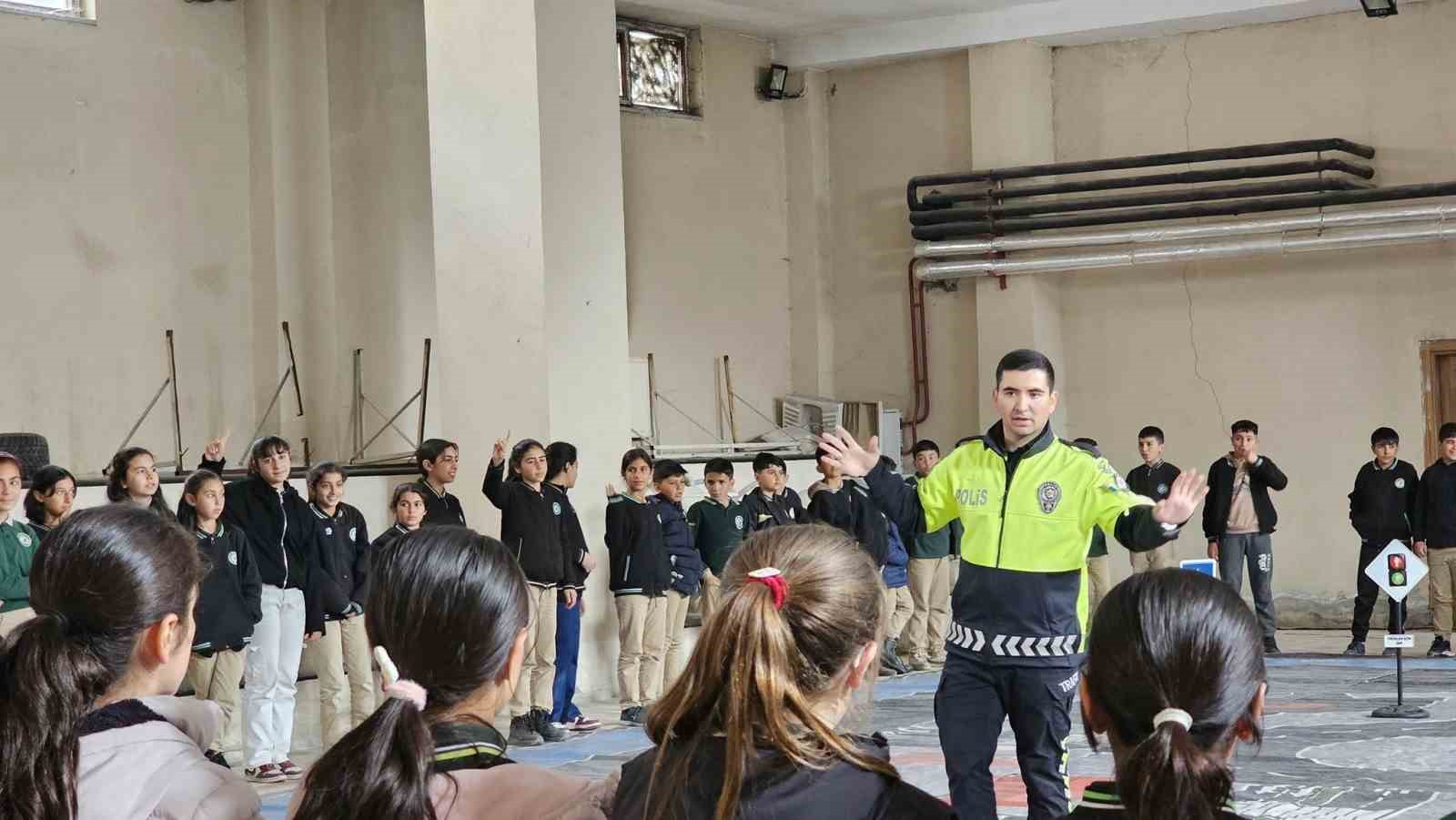 Digor’da öğrencilere uygulamalı trafik eğitimi verildi
