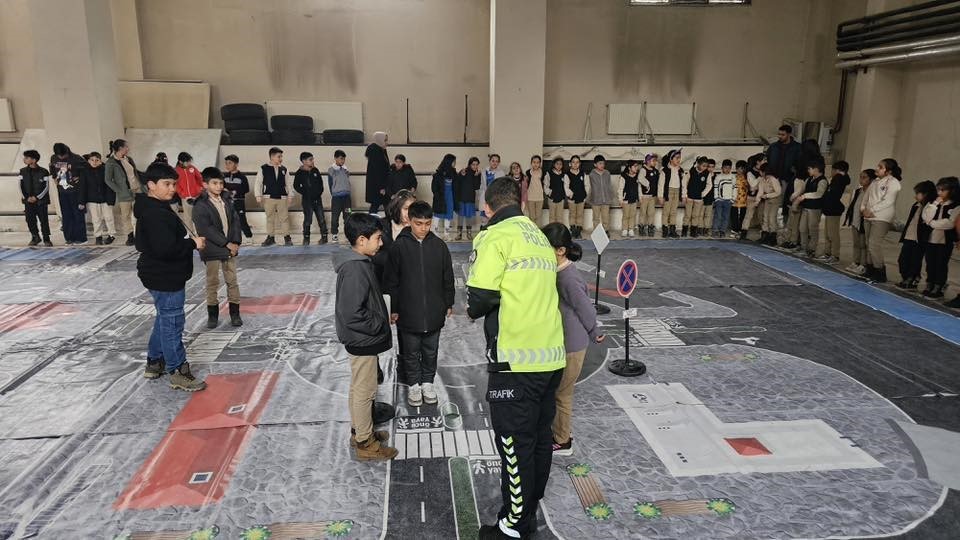 Digor’da öğrencilere uygulamalı trafik eğitimi verildi

